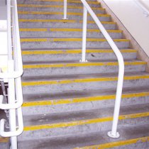 Uszkodzone i zużyte schody powodujące zagrożenie poślizgiem