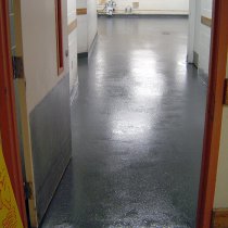 Podłoga w kuchennej strefie zmywania po naprawie i zabezpieczeniu przed przyszłymi uszkodzeniami z użyciem materiału Belzona 4111 (Magma-Quartz)