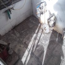 Wymagająca remontu podłoga w zakładzie produkcji cydru