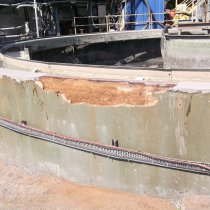 Przedostawanie się wody spowodowało uszkodzenia betonu w zbiorniku odstojnika 