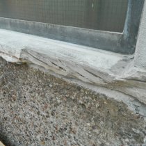 Wykruszony betonowy parapet okienny