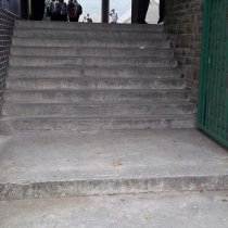 Uszkodzone schody wejściowe do szkoły