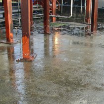 Uszkodzona dodatkowa strefa betonowa bezpiecznego przechowywania substancji chemicznych